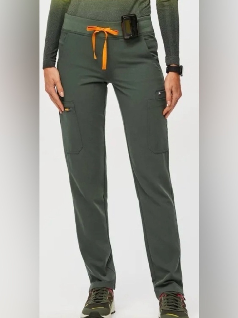Figs High Waisted Yola Skinny Scrub Pants™ in Moss (size medium petite)